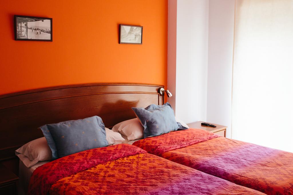Hostal El Puerto Caleta De Velez Oda fotoğraf