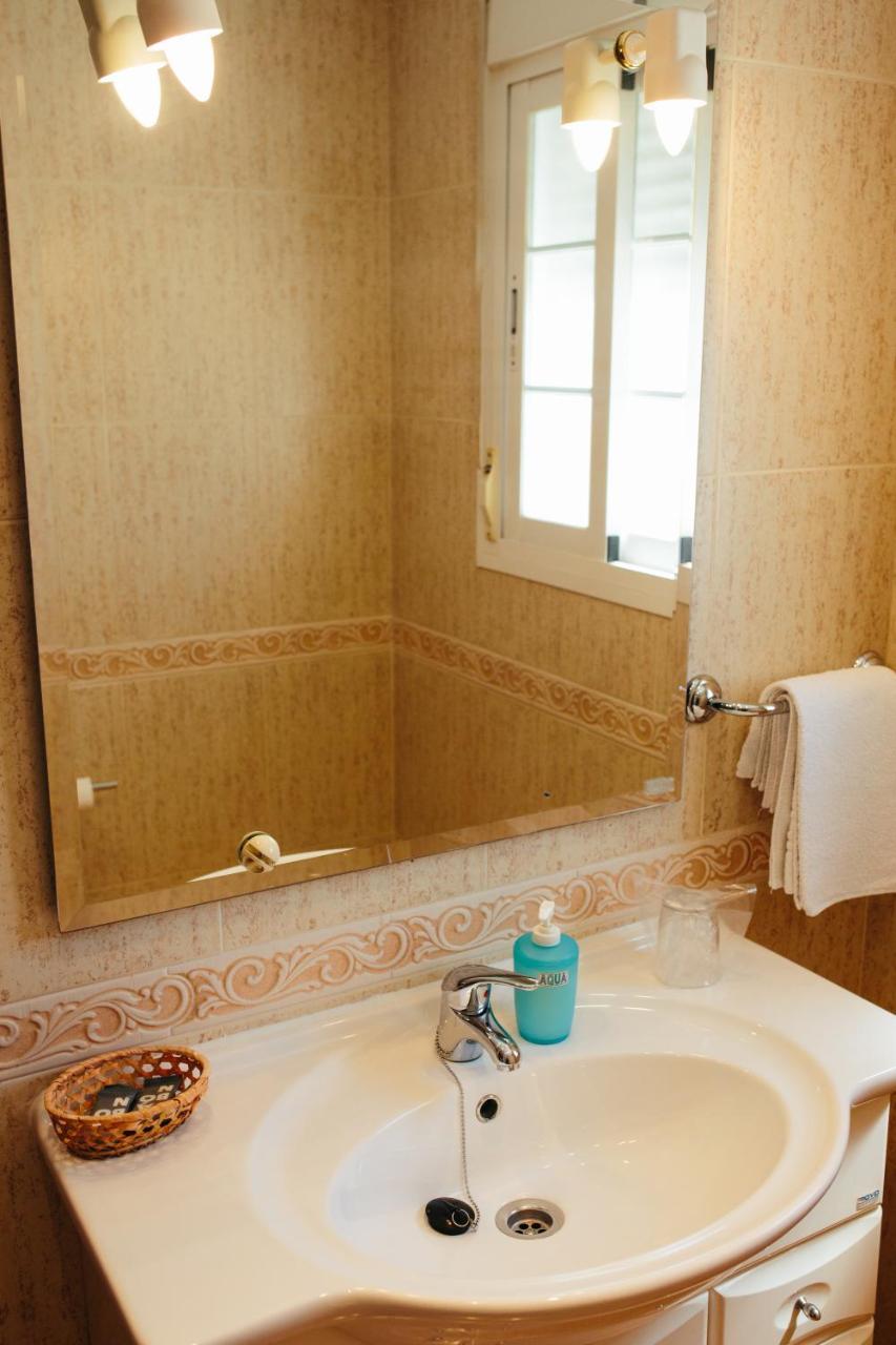 Hostal El Puerto Caleta De Velez Dış mekan fotoğraf
